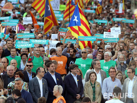 ﻿У Барселоні тисячі людей вийшли на мітинг проти обмеження автономії Каталонії. Фоторепортаж