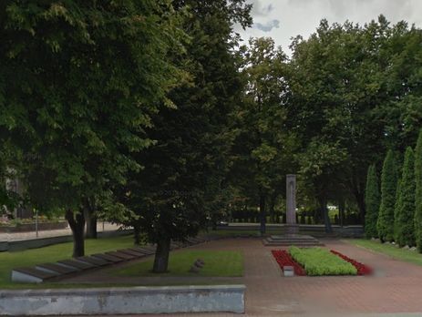 В посольстве РФ назвали "гнусным поступком" установку в Литве уточняющих табличек на памятниках советским солдатам