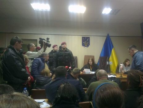 ﻿Поліція взяла штурмом зал засідань Святошинського районного суду Києва. Відео