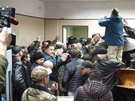 ﻿У поліції заявили, що двоє правоохоронців постраждало під час заворушень у Святошинському суді Києва