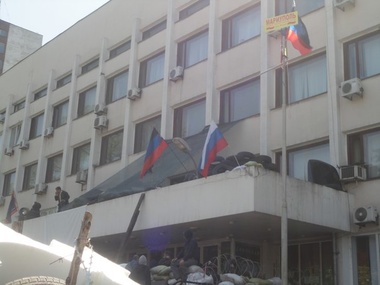 В Мариуполе сбросили флаг Украины с флагштока возле горсовета