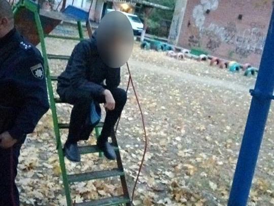 Несовершеннолетний устроил стрельбу на детской площадке в Херсоне
