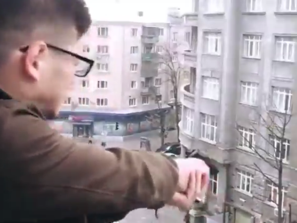 В Харькове мужчина открыл стрельбу по прохожим из пистолета, его друзья сняли происходящее на видео