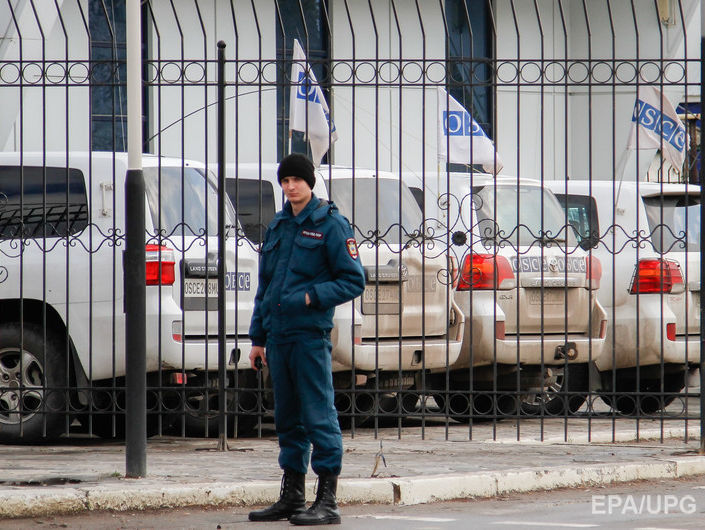 Возле оккупированного Новоазовска обнаружили мужчину с летучей мышью на шевроне – отчет ОБСЕ