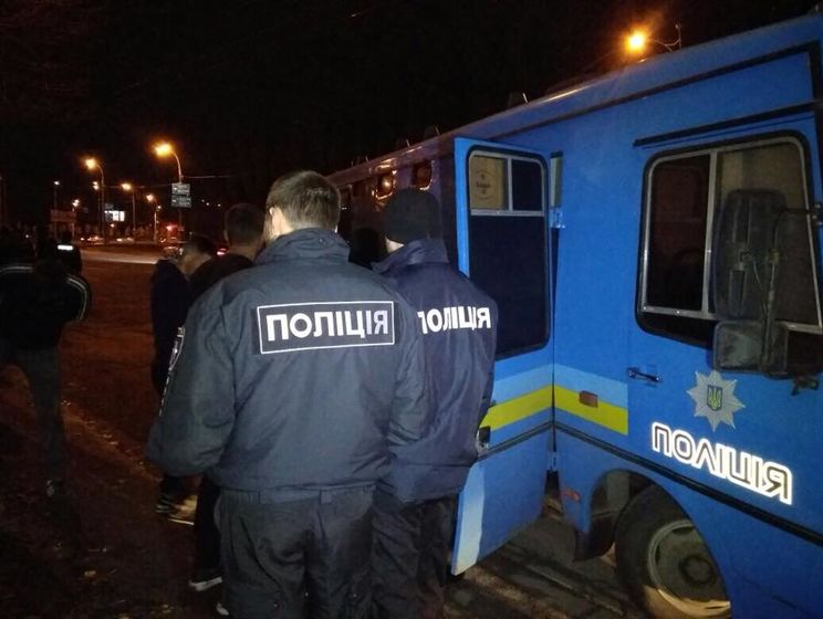 ﻿У Києві побилося приблизно 100 футбольних фанатів, поліція затримала майже 30 осіб