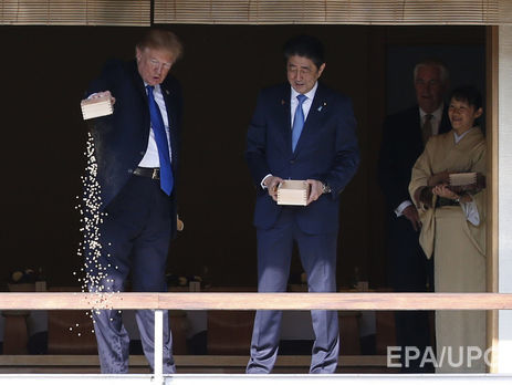 Трамп рассмешил премьера Японии во время кормления рыбок