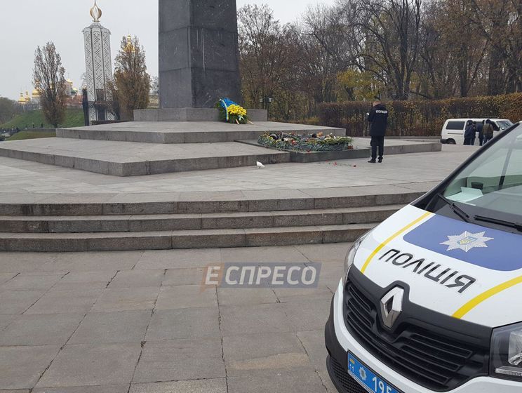 В Киеве Вечный огонь залили цементом