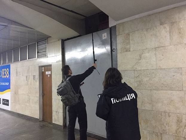 ﻿Станцію київського метро "Хрещатик" відкрили для пасажирів, вибухівки не виявили