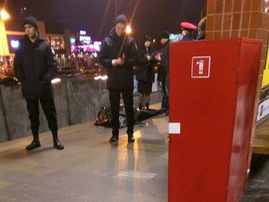 На станции киевского метро "Дарница" пассажир упал на рельсы