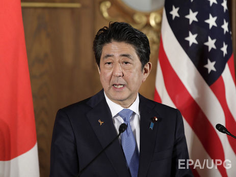 Премьер Японии упал в яму во время игры в гольф с Трампом. Видео