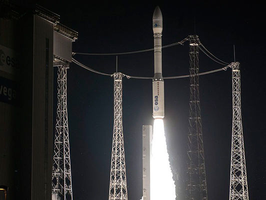 ﻿У французькій Гвіані успішно запустили ракету-носій Vega з українським двигуном. Відео