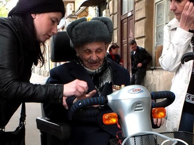 Одесскому ветерану-патриоту, ставшему знаменитым после участия в акции за единство Украины, подарили электрическую коляску. Видео