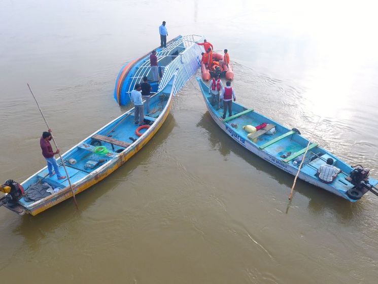 В Индии опрокинулась лодка с туристами, погибло 19 человек