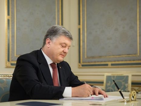 В начале октября 2017 года президент Украины Петр Порошенко внес в Верховную Раду проект закона о реинтеграции Донбасса и определил его как неотложный. В первом чтении за законопроект проголосовали 233 народных депутата