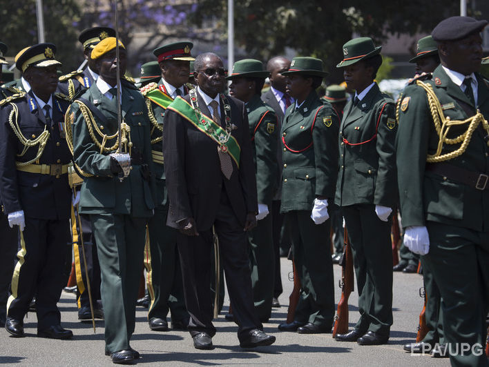 На улицах столицы Зимбабве появилась бронетехника, президент Мугабе обвинил главу вооруженных сил в подготовке восстания