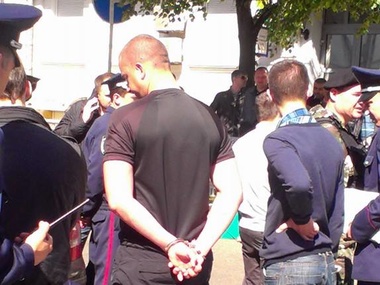 Возле Парка Славы в Киеве милиция задержала водителя "Шкоды" с оружием, бронежилетом и десятком автономеров