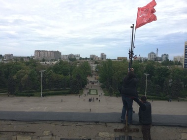 В Одессе над зданием Дома профсоюзов подняли красное знамя