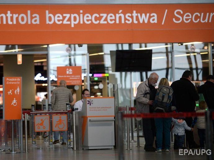 ﻿В аеропорту Варшави висіла карта зі Львовом і Вільнюсом у складі Польщі