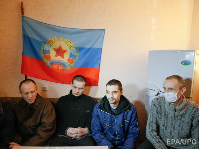 ﻿"Синку, ми на тебе чекаємо". Українським заручникам у Луганську дали поговорити телефоном зі своїми родичами. Відео
