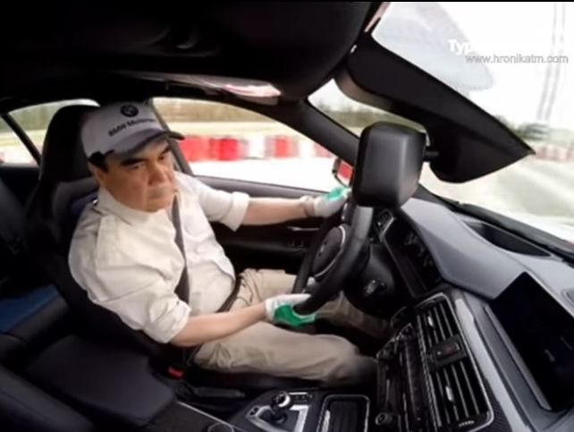 ﻿Президент Туркменістану влаштував дрифт на BMW, придбаному для потреб МВС. Відео