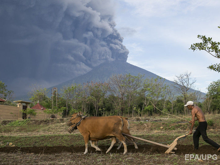 На Бали проснулся вулкан Агунг. Видео