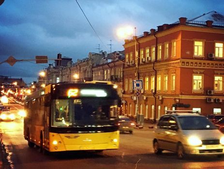 ﻿Тролейбуси та автобуси в Києві курсують із відхиленням від графіка через ожеледицю – КМДА