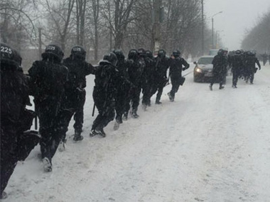 В Василькове спецназ частично прорвал оцепление и едет в Киев