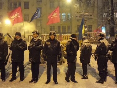 Коммунальные службы и внутренние войска демонтируют баррикады Евромайдана
