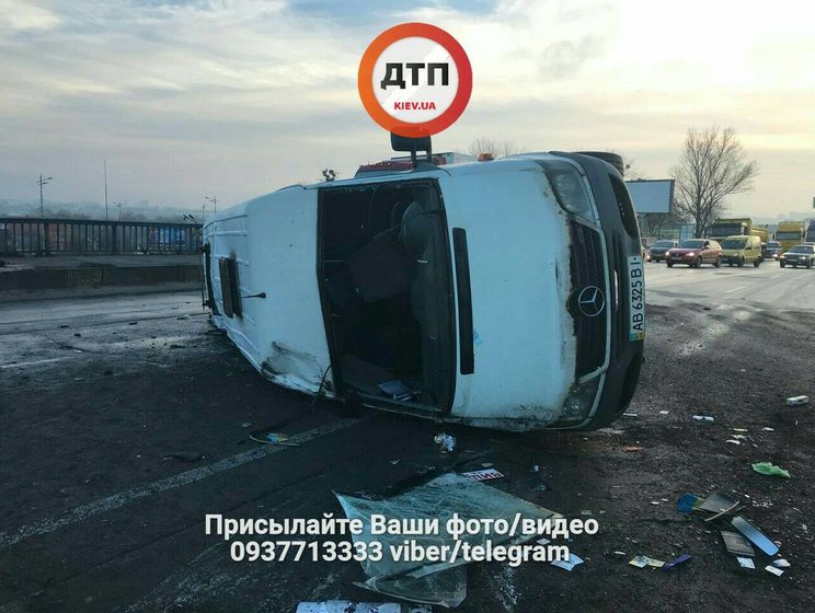 В результате ДТП на Большой Окружной в Киеве перевернулась маршрутка с пассажирами, пятеро пострадавших