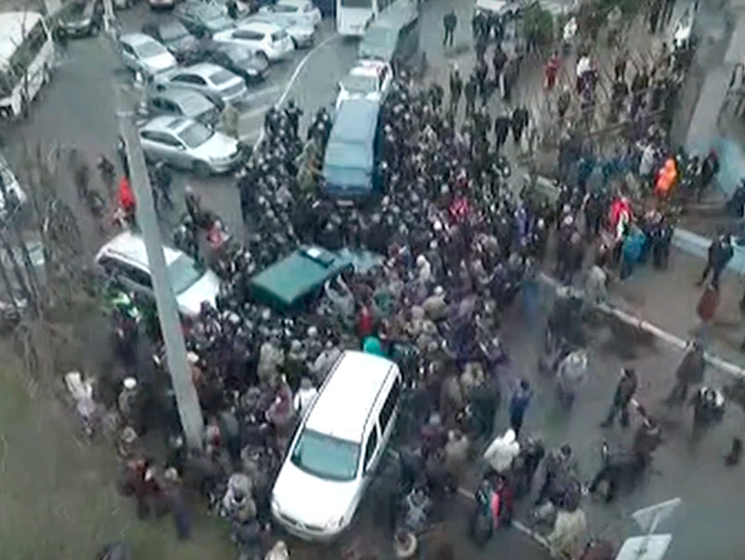 Активисты заблокировали автомобиль с Саакашвили