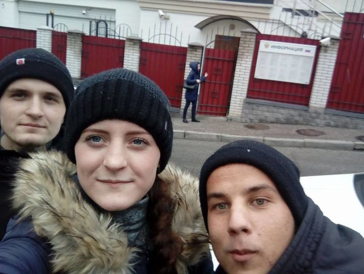 Сослуживцы и нардепы охраняли участницу АТО Толопу, чтобы ее не задержали спецслужбы в российском консульстве