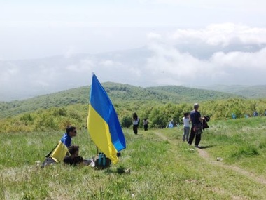 Около двух тысяч крымских татар поднялись на Чатыр-Даг с украинскими флагами