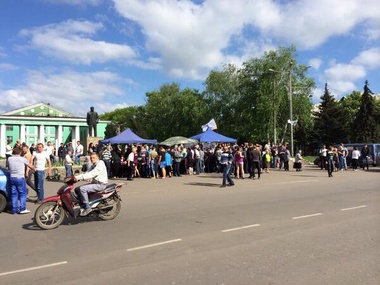 В Доброполье через дорогу друг от друга проходит два "референдума"