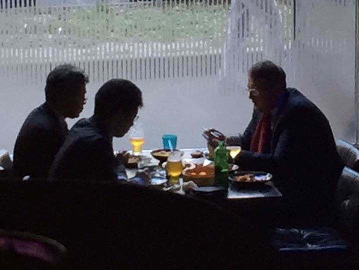 Портнов оприлюднив відео, на якому Геращенко в ресторані вилизує тарілку. Нардеп пояснив, що це традиція