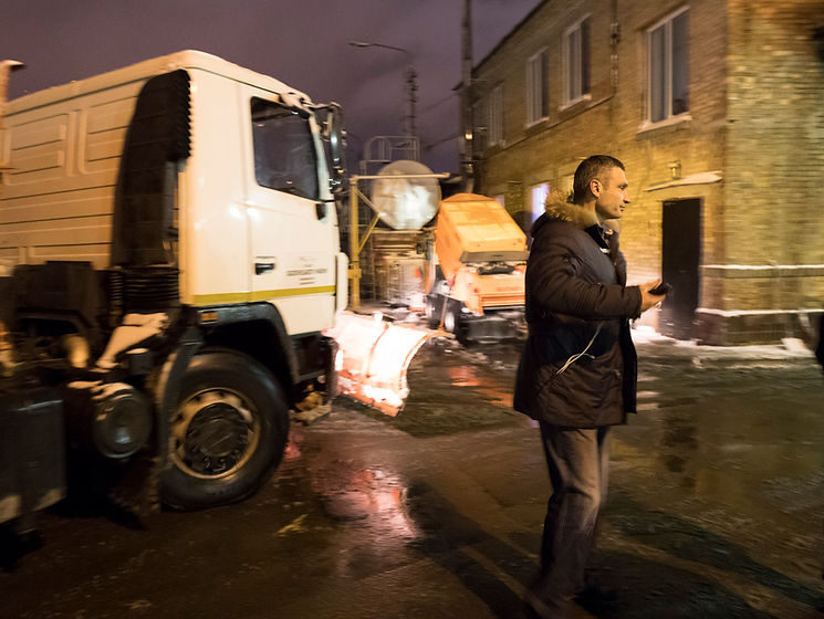 Кличко перевірив увечері в неділю, як прибирають сніг у Києві, і залишився незадоволеним ситуацією в Оболонському районі