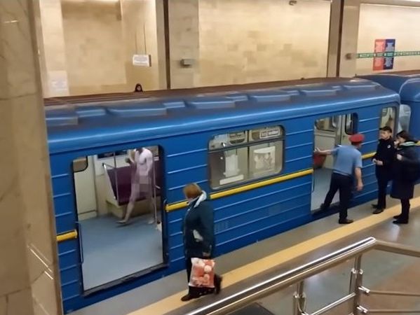 В киевском метро задержали голого мужчину, избившего полицейских