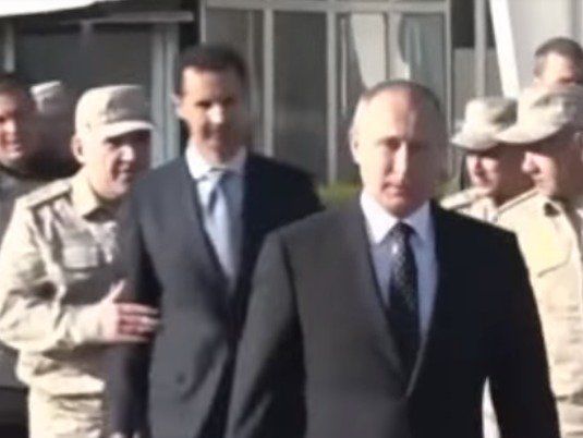 Российский военный на авиабазе в Сирии не дал Асаду проследовать за Путиным. Видео