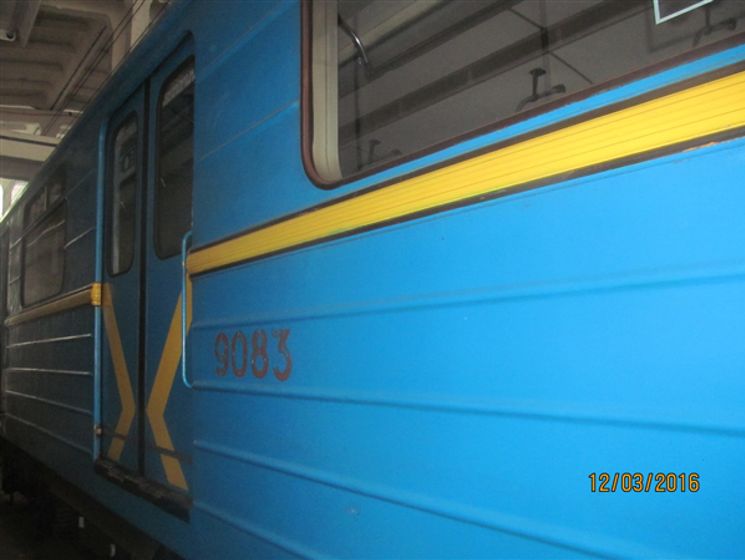 Два старі вагони київського метро купили за 546 тис. грн, щоб використати в готельному бізнесі