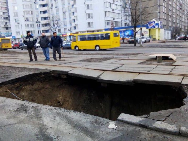 У Києві через прорив каналізаційного колектора виник провал під трамвайними коліями