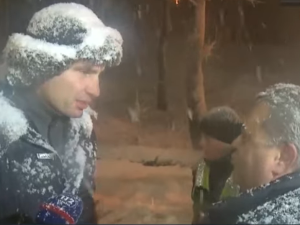 "Сначала резину поменяй, а потом будешь рассказывать". Кличко проверил, как убирают снег в Киеве. Видео