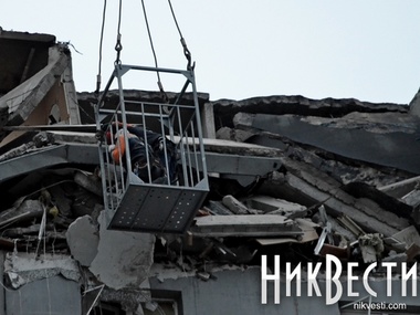 В Николаеве из-под завалов дома спасатели освободили пострадавшую женщину