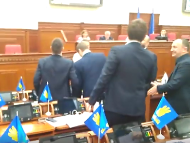 В Киевсовете на депутатов от "Свободы" обвалился потолок. Видео