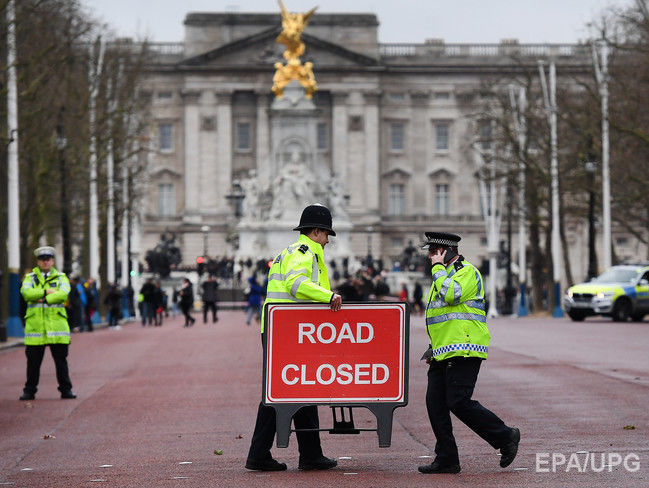 Возле Букингемского дворца в Лондоне полиция взорвала автомобиль