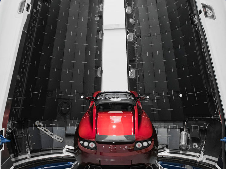 Маск показал автомобиль Tesla, который отправится к Марсу