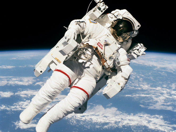В США умер астронавт Маккэндлесс, выполнивший первый в истории выход в открытый космос без страховки