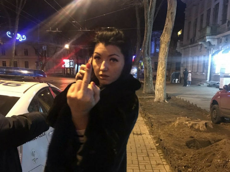 В Одесі п'яна чиновниця погрожувала патрульним і вдарила журналіста