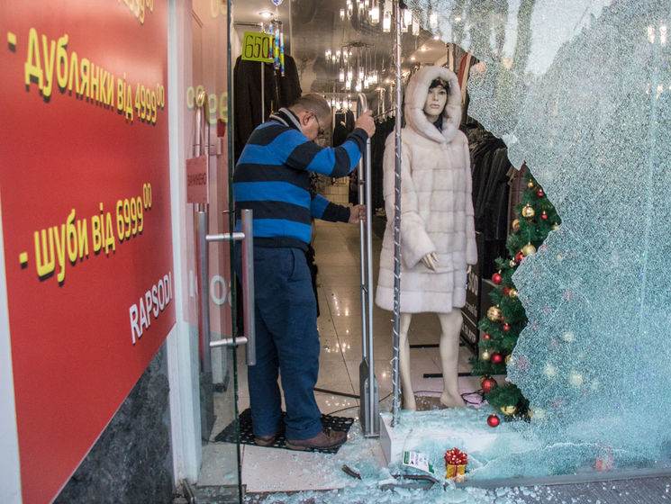 В Киеве трое грабителей похитили 50 самых дорогих шуб из магазина на Крещатике