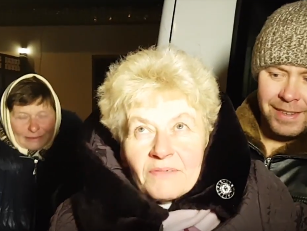 "Я не слышала его голос полтора года". Мать освобожденного боевиками украинского военного приехала встречать сына в Борисполь. Видео