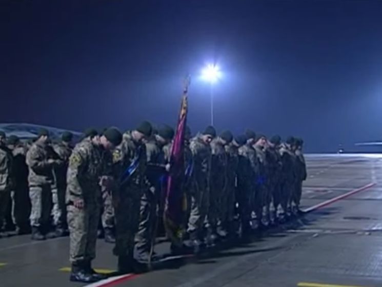 Звільнених на Донбасі заручників зустрічають у харківському аеропорту. Трансляція