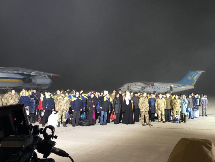 Звільнені на Донбасі українці прилетіли в аеропорт Бориспіль